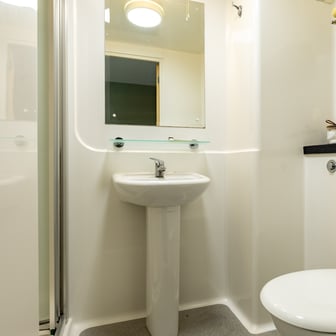Silver En Suite - Image 8